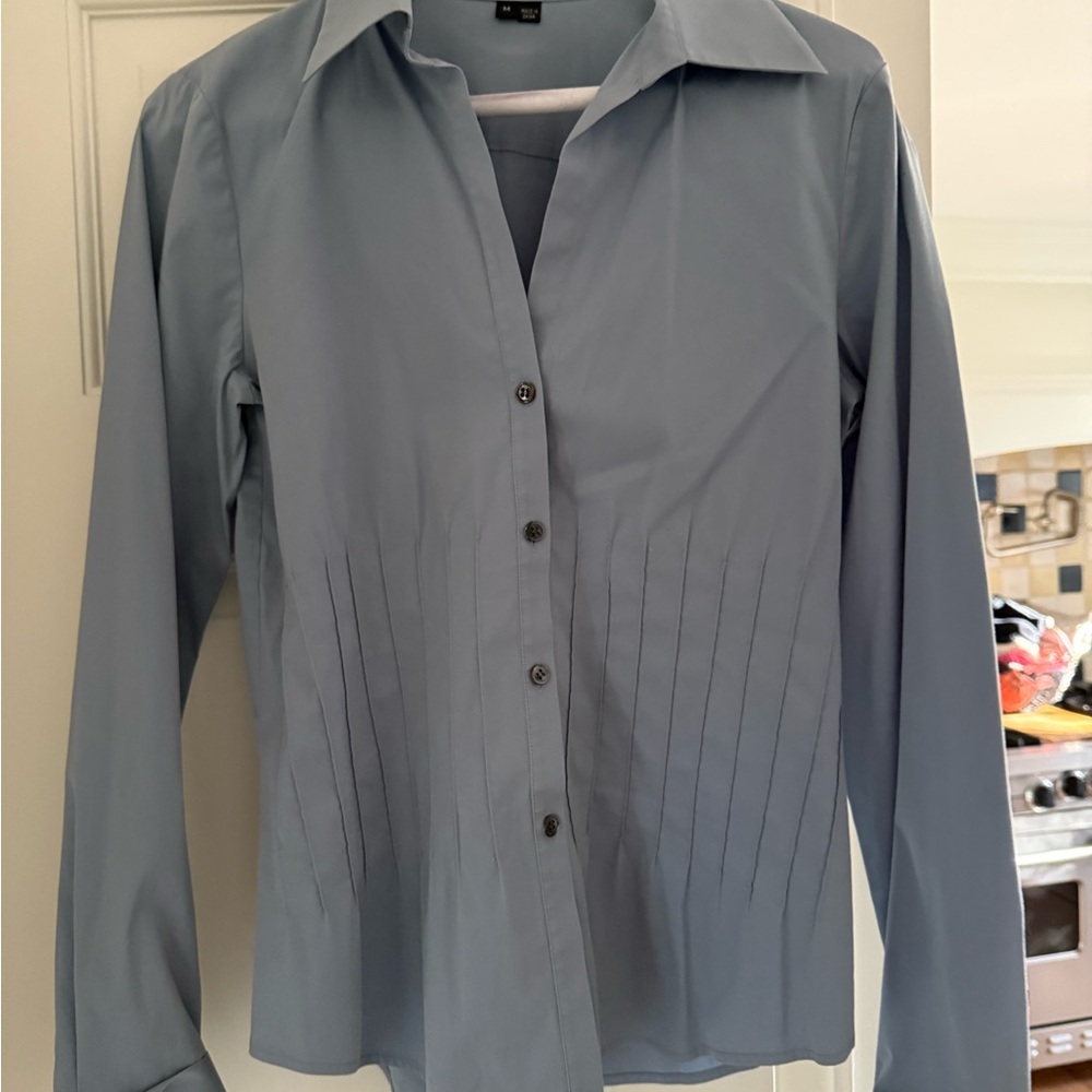 Blouse has stretchy feel w lines